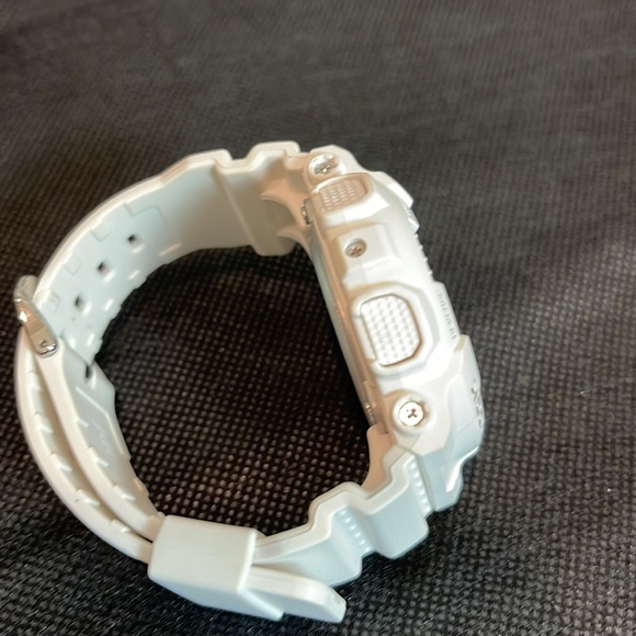 G-Shock GMAS120MF-7A2 White & Rose Gold Watch, used one time in great condition - Picture 5 of 7